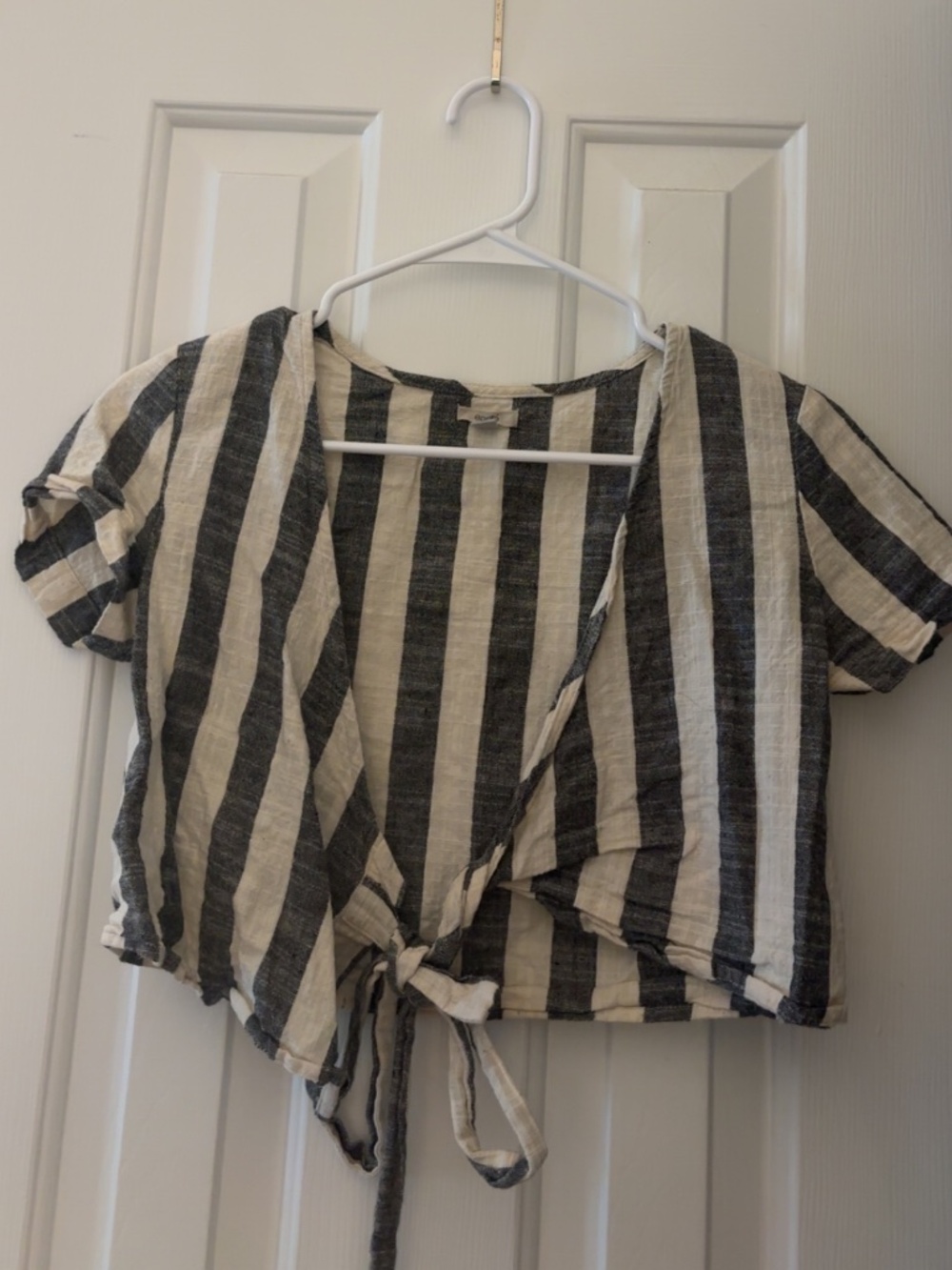 Ecoté Grey and White Tie Top